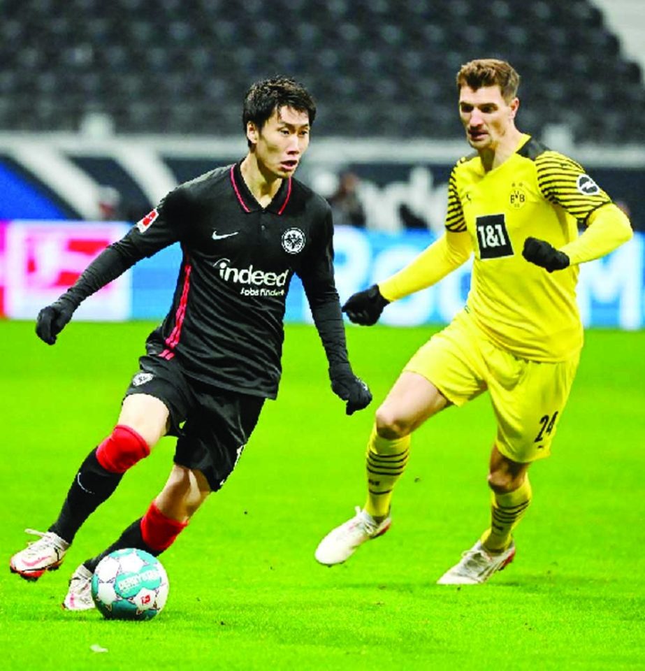 Kamada Daichi (left) of Frankfurt vies with Thomas Meunier of Dortmund during the German first division Bundesliga football match in Frankfurt, Germany on Saturday. Agency photo