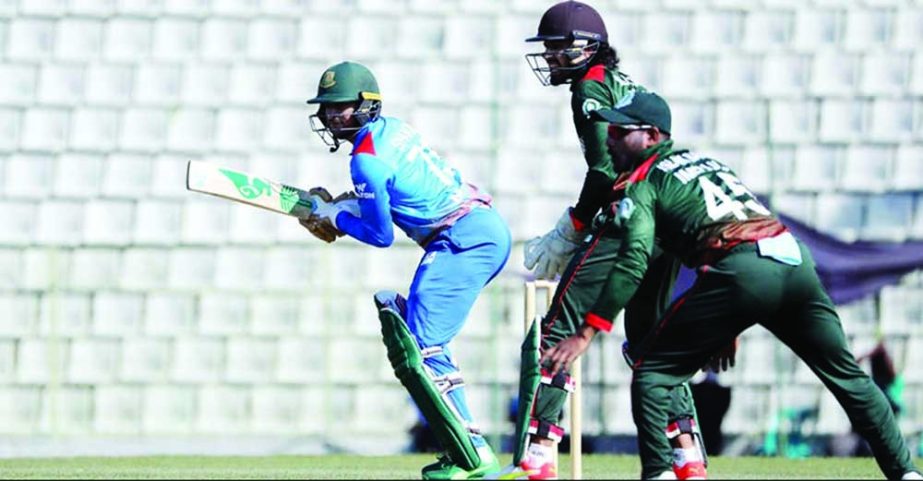 Shakib Al Hasan (left) of Walton Central Zone in action against Islami Bank East Zone during the one-day match of the Bangladesh Cricket League at Sylhet International Cricket Stadium on Sunday. Agency photo