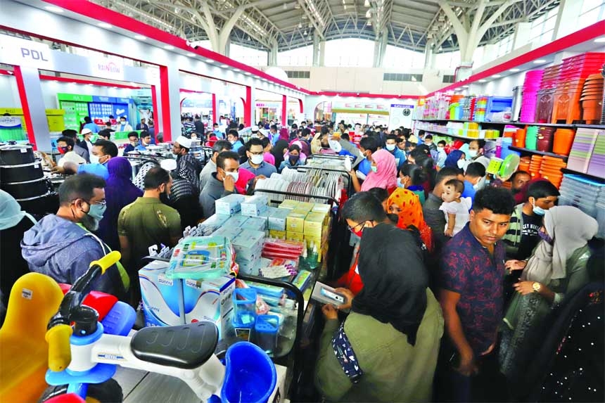 A large number of buyers gather at a stall at the Dhaka International Trade Fair (DITF)-2022 ignoring social distancing guidelines despite surge in Covid-19 cases in the country. This photo was taken on Monday. NN photo