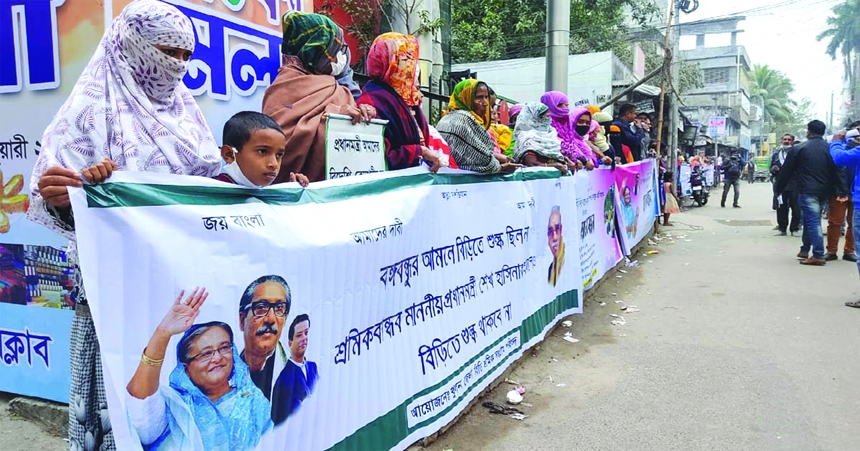 Activists of Bidi Sramik Sangram Parishad (BSSP) form a human chain in front of Khulna Press Club on Wednesday demanding withdrawal of advance income tax and steps against fake bidi production to secure their jobs.