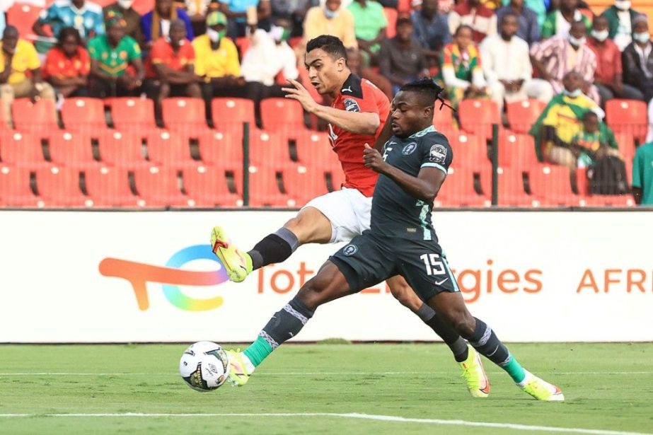 Mostafa Mohamed (left) of Egypt and Moses Simon of Nigeria contest for possession of ball during an Africa Cup of Nations Group D match at Stade Roumde Adjia in Cameroonian city Garoua on Tuesday. Agency photo