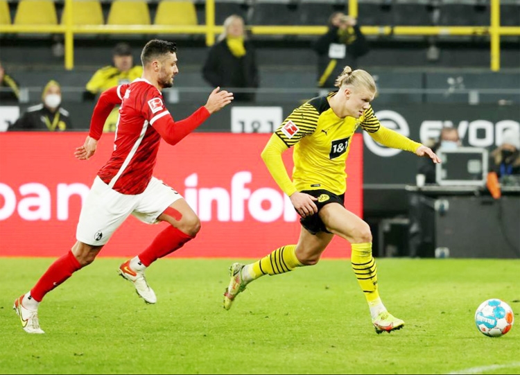 Erling Haaland (right) of Dortmund runs with the ball during the German first division Bundesliga football match between Borussia Dortmund and SC Freiburg in Dortmund, Germany on Friday.