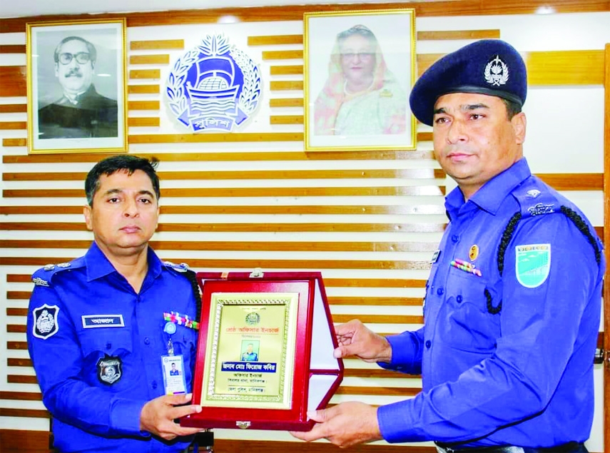 MANIKGANJ: Manikganj Superintendent of Police Mohammad Golam Azad Khan gives crest to Shibalaya Police Station OC Mohammad Firoz Kabir as the district's best OC on Thursday.