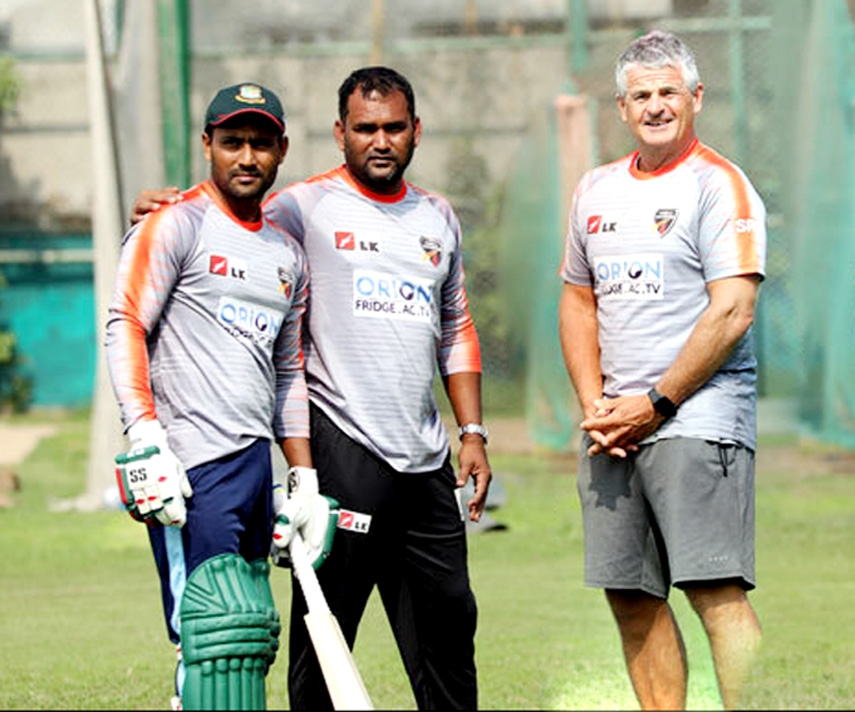 Imrul Kayes (left), Head Coach of Cumilla Warriors Mohammad Salahuddin (2nd from left) and consultant of Cumilla Warriors Steve Rhodes (right) during their practice session at the BCB-NCA Ground in the city's Mirpur on Monday.