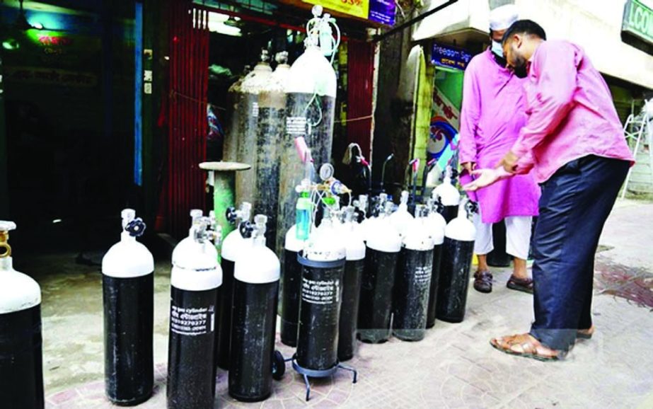Oxygen cylinders are on display outside a shop in Dhaka's Moghbazar as the demand increases amid a surge in coronavirus infections and the spread of Omicron, a highly contagious Covid-19 variant. NN photo