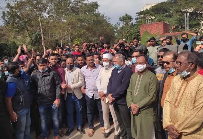 Students of Shahjalal University gathered at Golchattar point of the campus Tuesday noon rejecting the notice of shutting down the university for an indefinite period and leaving the halls