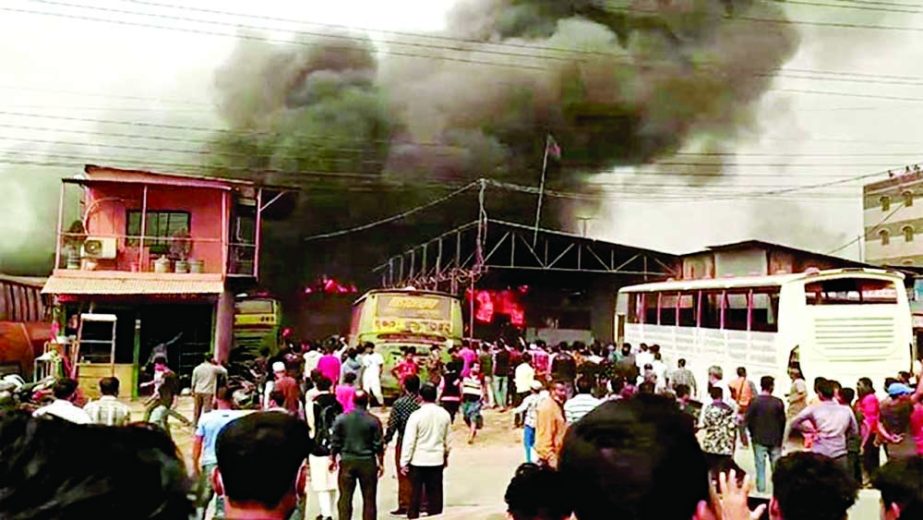 Black smoke billows from the fire at a shoe factory next to the Rajmahal Cinema Hall in Dhaka's Demra on Tuesday. NN photo