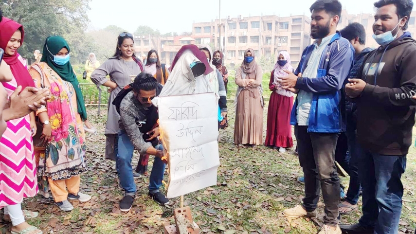 Students of Jahangirnagar University on Wednesday burn down an effigy of Shahjalal University of Science and Technology (SUST) VC Prof Farid Uddin Ahmed protesting his 'depreciatory' remarks on the JU female students in a phone call.