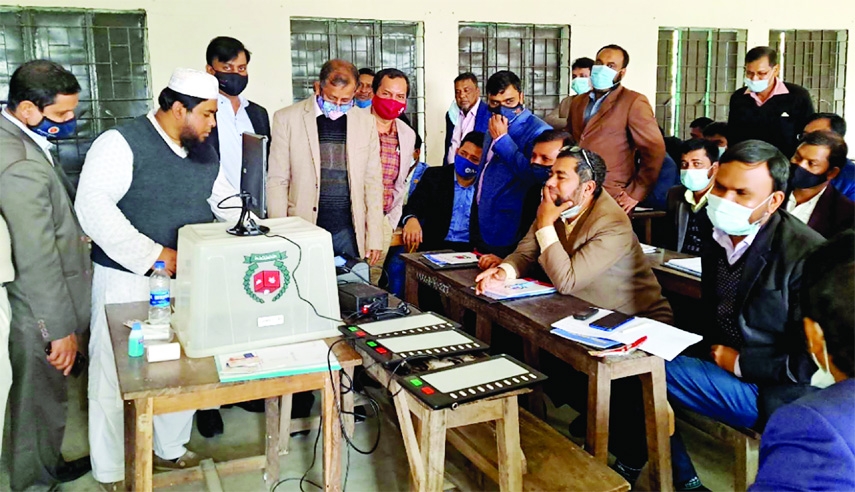 MURADNAGAR(Cumilla): A two day-long training of election officials on Electronic Voting Machine(EVM) was held at Muradnagar Upazila on Tuesday marking the upcoming 6th phase of Union Parishad election of 21 unions of the Upazila on 31st January.