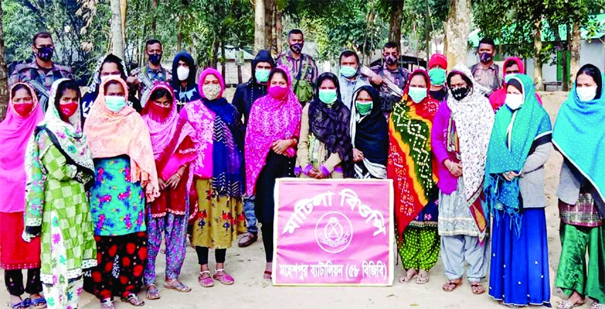 JHENAIDAH: Members of BGB arrested 21 bangladeshi who enteted illgally in Bangladesh from Moheshpur Border area on Tuesday.