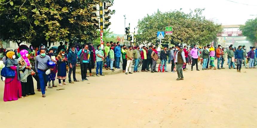 Students of seven government colleges affiliated to Dhaka University intercept the Nilkhet intersection on Saturday protesting government's decision to suspend exams.