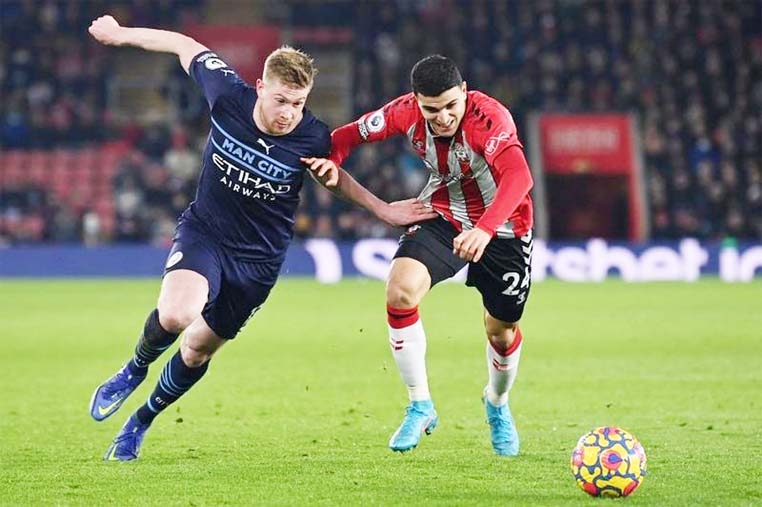 Manchester City's midfielder Kevin De Bruyne (left) vies with Southampton's midfielder Mohamed Elyounoussi (right) during the English Premier League football match at St Mary's Stadium in Southampton, southern England on Saturday.