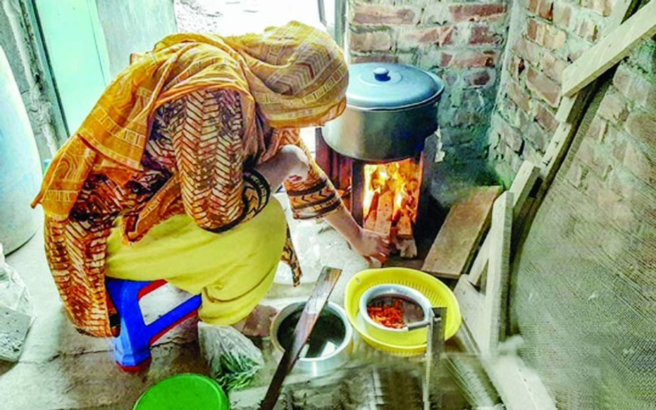 The Kutubkhali area of Jatrabari in the capital is hit by a gas outage at a certain time every day for many days. This has forced many housewives there to cook using firewood. This photo was taken yesterday. NN photo