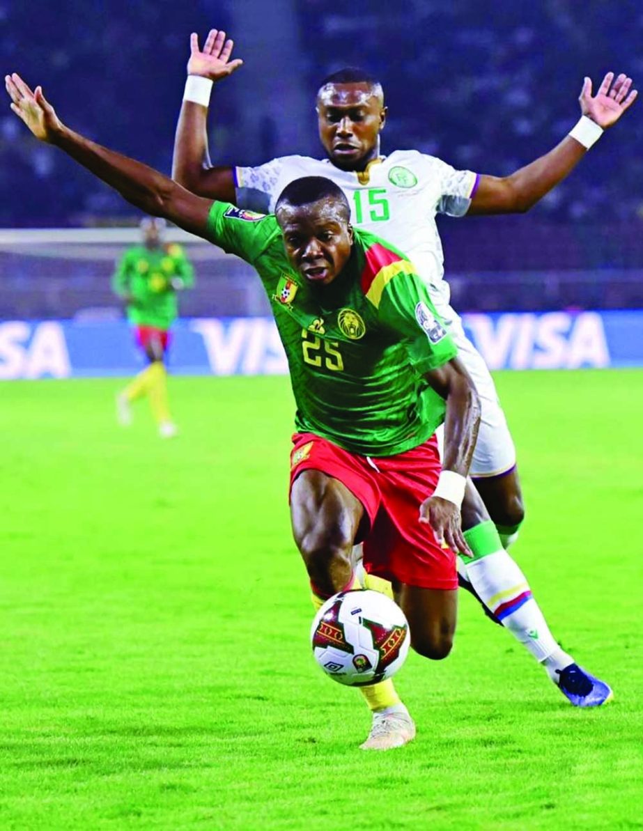 Comoros' Ben Djaloud Salmata Youssouf (behind) vies with Cameroon's Tolo Nouhou during a round of 16 match at the Africa Cup of Nations in Yaounde, Cameroon on Tuesday. Agency photo