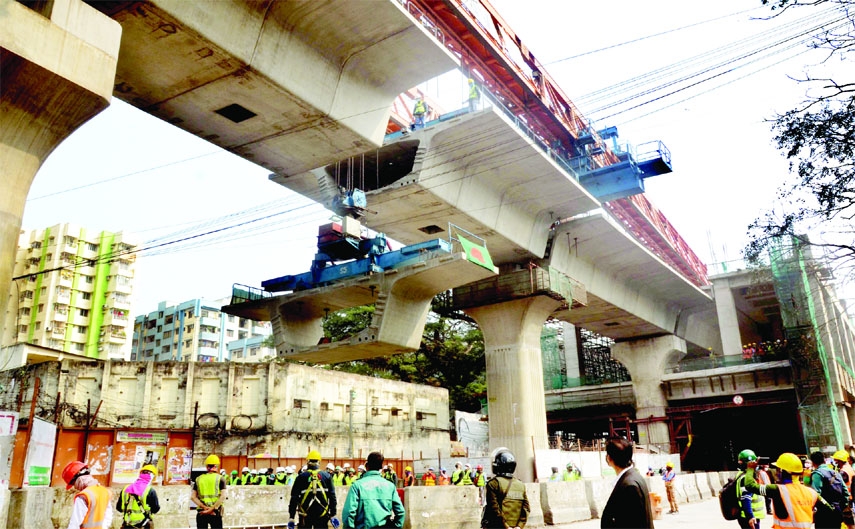 The last viaduct of under construction Metro Rail between Uttara and Motijheel was installed on Thursday. This photo was taken from in front of the Jatiya Press Club.