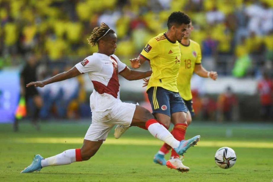 Peru's Andre Carrillo (left) and Colombia's Luis Diaz vie for the ball during their South American World Cup qualification match at the Roberto Melendez Metropolitan Stadium in Barranquilla, Colombia on Friday. Agency photo