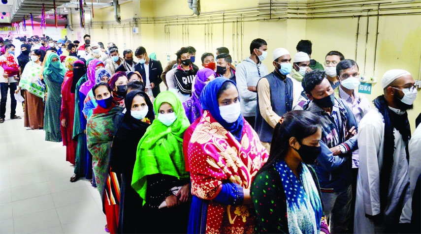 People queue up to get the coronavirus vaccine at Dhaka Medical College Hospital on Saturday.