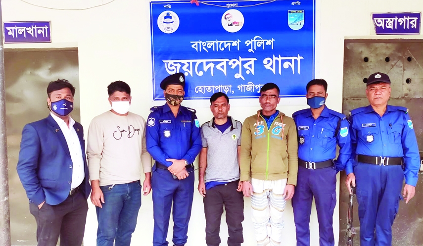 GAZIPUR (Sadar): Two persons were held with Yabas from Begumpur area of Sadar upazila of Gazipur on Monday.