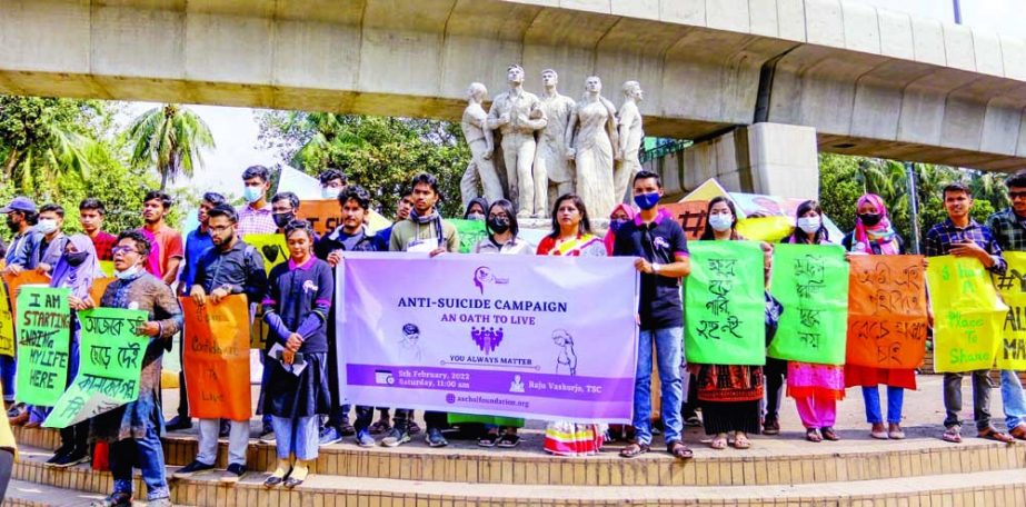 Human rights activists form a human chain in front of the Raju Memorial Sculpture at Dhaka University on Saturday. NN photo