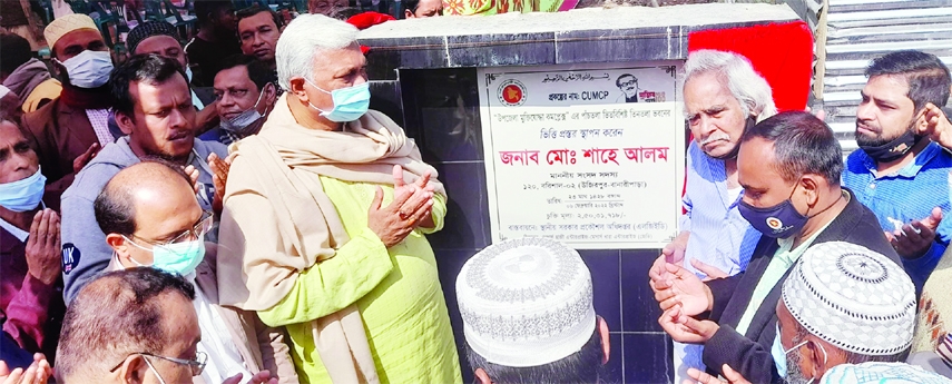 BANARIPARA (Barishal): Md Shah-e- Alam MP offers Munajat after laying the foundation stone of the 2nd floor's work of Muktijuddah Complex at Banaripara Upazila on Sunday.