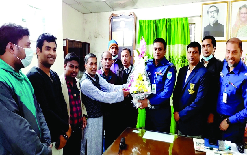 MANIKGANJ: Journalists greet Md. Shahin, newly- appointed OC of Shibalaya Police Station during a view-exchange meeting with journalists at Shibalaya Upazila Press Club on Tuesday.