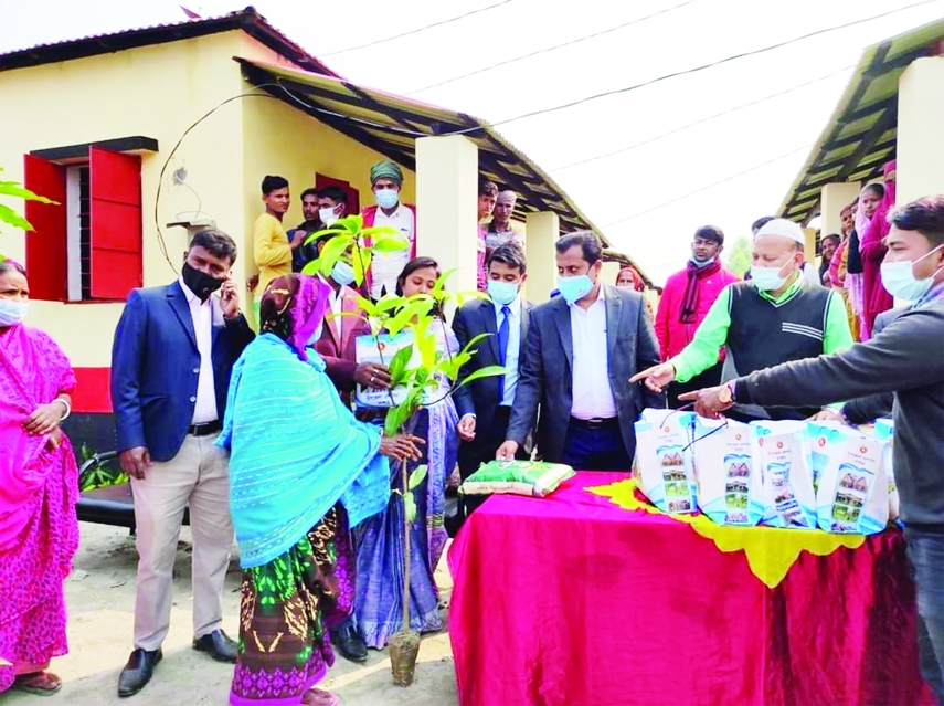 BHANGURA (Pabna): Biswas Rasel Hossain, DC Pabna distributed tree saplings and gift items among the residents during the inspection of Charbhangura Shelter Project in Bhangura Upazila on Tuesday.