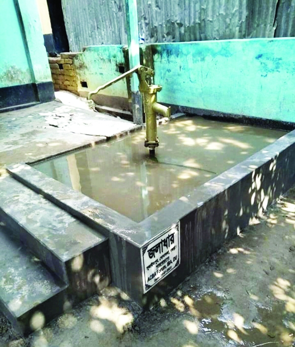 BOGURA: ACBA Forum, IBA, University of Dhaka(DU) set up a tube-well at Sujaitpur Village of Sonatola Upazila in Sadar Union to meet the daily water supple of near 100 families during the corona period.