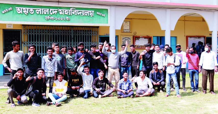 BARISHAL: Students of Amrita Lal Dey University rejoicing their brilliant HSC result on Sunday.
