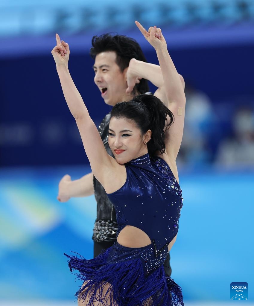 Wang Shiyue (right) and Liu Xinyu of China perform during the figure skating ice dance rhythm dance at Capital Indoor Stadium in Beijing, capital of China on Saturday. Agency photo