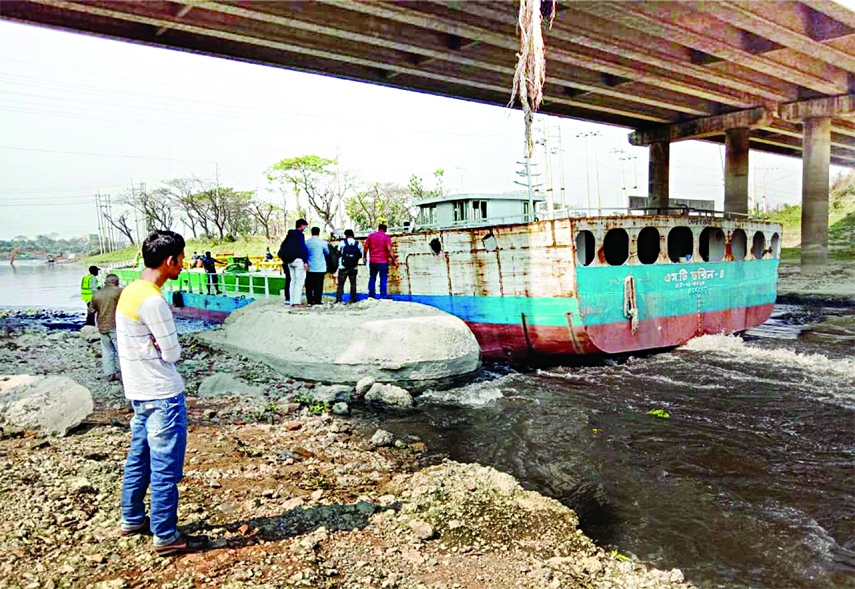 Oil tanker faces difficulties to ply due to non removal of pile cap and debris in the river bed of the River Karnatoli near Savar Bank town.