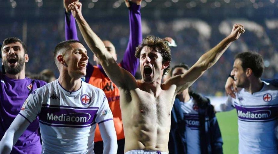 Fiorentina's Alvaro Odriozola and Nikola Milenkovic celebrate with teammates after the match against Spezia on Monday. Agency photo