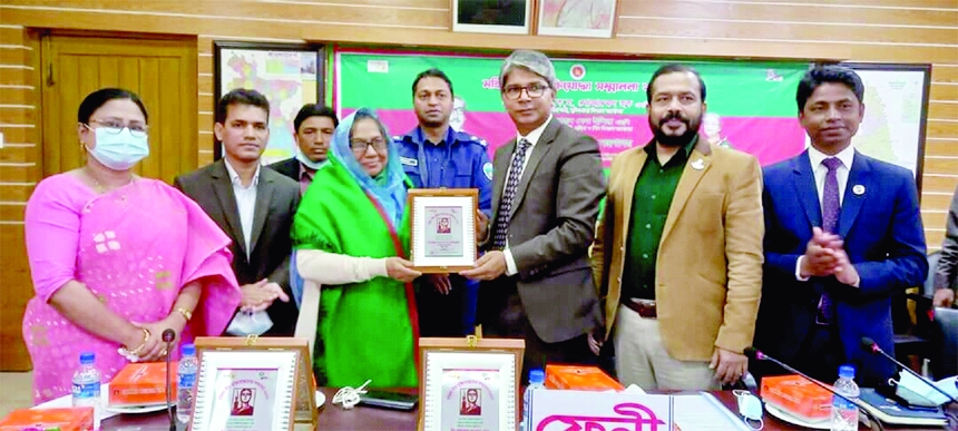 FENI: Abu Salim Mahmud-ul- Hasan, DC, Feni distributes crest among three female freedom fighters of Feni at a reception on Tuesday.