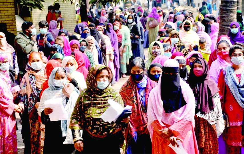 People stand in long queues at Institute of Child and Mother Health, Matuil in the capital on Thursday to receive Covid-19 vaccine as part of inoculation drive of floating people under Dhaka South City Corporation.