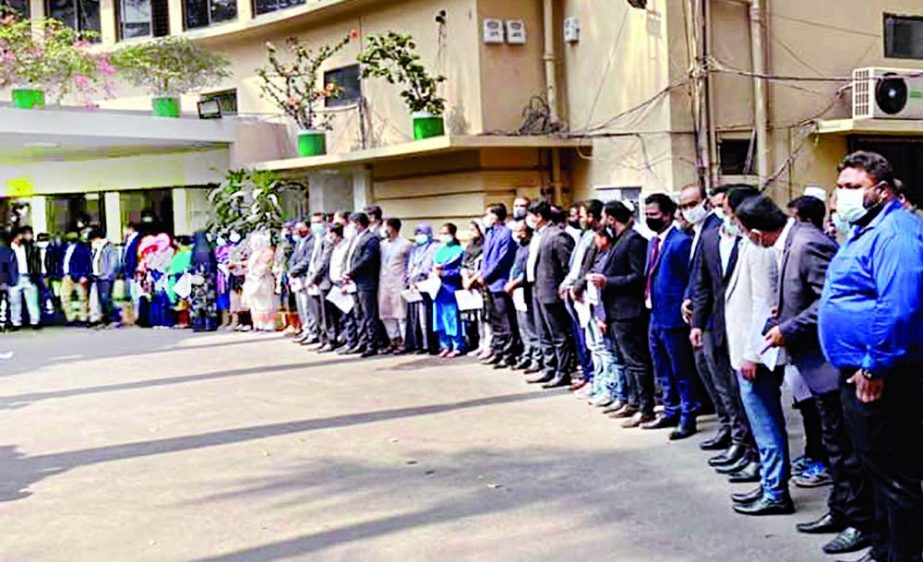 Officials and employees of the Anti-Corruption Commission (ACC) stage a human chain in front of ACC headquarters in the capital on Thursday protesting removal of their colleague Sharif Uddin. NN photo