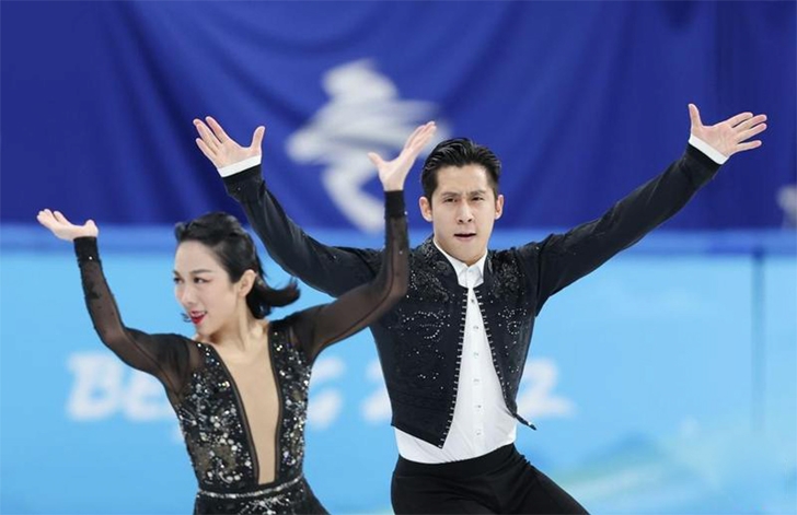 Sui Wenjing (left) and Han Cong of China perform during the figure skating pair skating short program of the Beijing 2022 Winter Olympics at Capital Indoor Stadium in Beijing, capital of China on Friday.