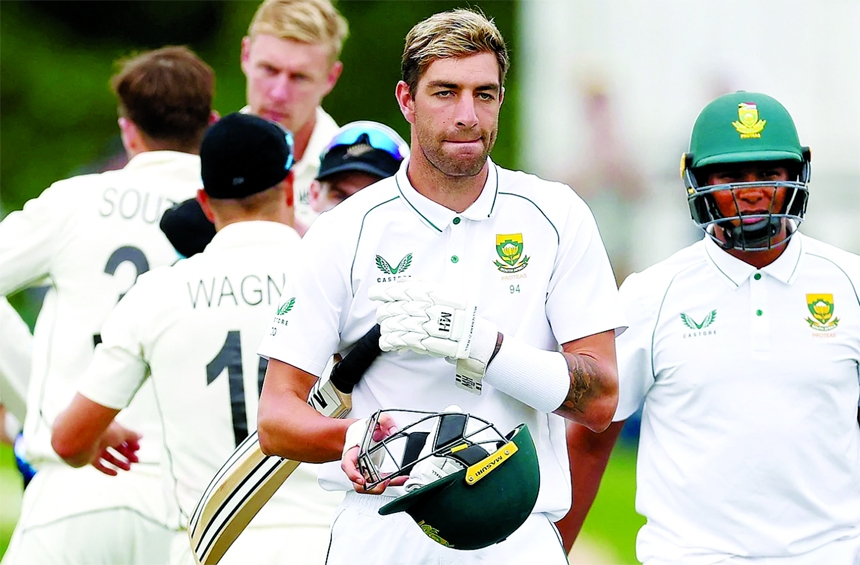 South Africa's Duanne Olivier (center) walks from the field with a teammate Glenton Stuurman (R) after their loss in the first cricket Test match against New Zealand at Hagley Oval in Christchurch on Saturday.