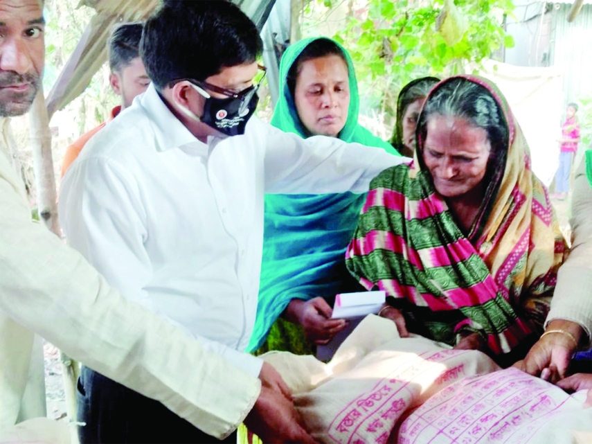 MOULVIBAZAR: Mir Nahid Ahsan, DC, Moulvibazar gives Nurjahan , a widow of a freedom fighter Tk 10,000 , two sacks of dry food items in Deul village on Thursday.