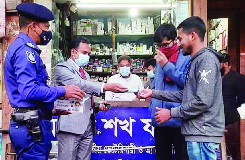 JHENAIDAH: Md Habibullah, Executive Magistrate (land) distributes masks at Kaliganj Upazila on Saturday.
