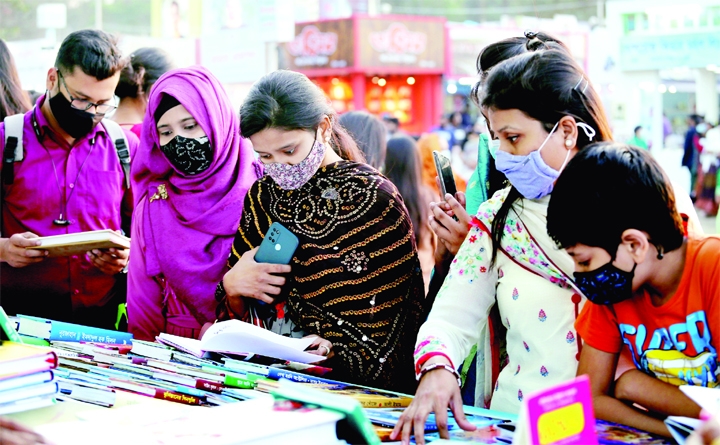 Visitors throng a stall of Amar Ekushey Book Fair on Bangla Acadeny premises in the capital on Sunday.