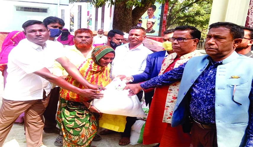 TARASH (Sirajganj): Food items were distributed among the poorest families in Tarash Upazila of Sirajganj on Wednesday. Among others, Upazila Parishad Vice Chairman Anwar Hossain Khan and Municipal Awami League Convener Abdur Razzak were present there.