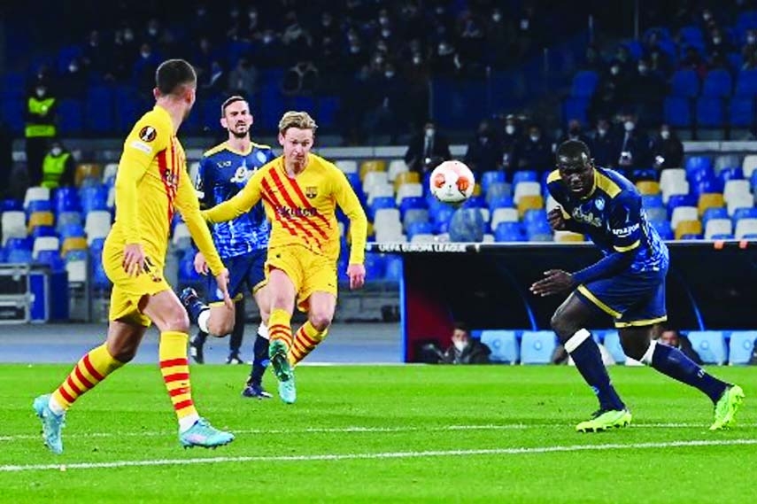 Barcelona's Frenkie de Jong (third from left) curls in their second goal during the Europa League playoff second leg away to Napoli on Thursday.