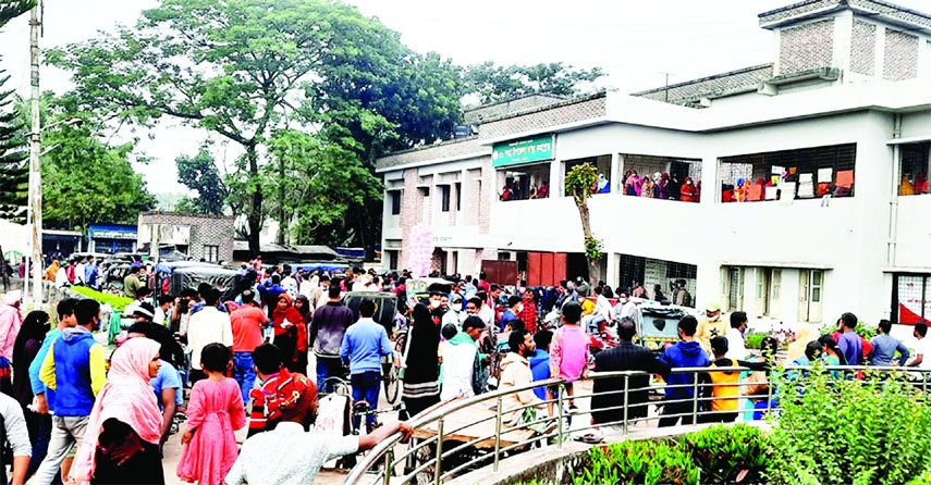 ISHWARDI (Pabna): People swarmed to Ishwardi Upazila Health Complex during the mass corona vaccination programme on Saturday.