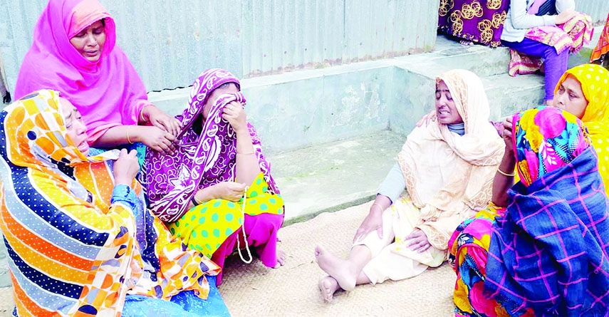 MANIKGANJ: Relatives of deceased Amena Begum wail at Bandutia area of Manikganj Municipality after recovering her body on Friday.