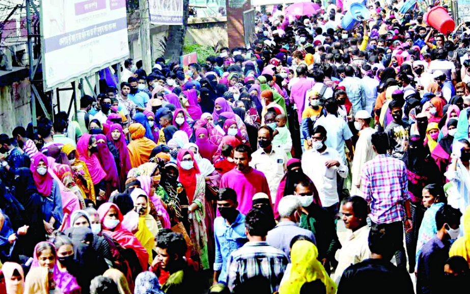 Vaccine seekers crowd at the Victoria Hospital in Narayanganj on Saturday. Agency photo