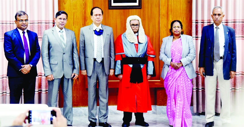 The newly appointed Chief Election Commissioner (CEC), Kazi Habibul Awal along with 4 other commissioners pose a photo session with Chief Justice Hasan Foez Siddique at the Judges Lounge of Supreme Court on Sunday.