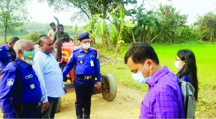KAPASIA (Gazipur) : Officials of Upazila Administration fine a soil lifter at char in Ulusara village of Tok union at Kapasia upazila on Sunday.
