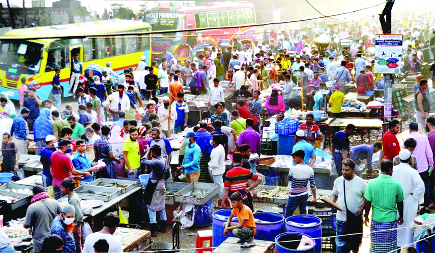 Traders setup a makeshift fish market blocking main road at Jatrabari in the capital on Saturday.