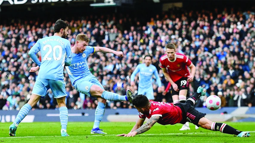 Manchester City's midfielder Kevin De Bruyne (2nd left) shoots to score his and City's second goal during the English Premier League football match against Manchester United at the Etihad Stadium in Manchester, north west England on Sunday.
