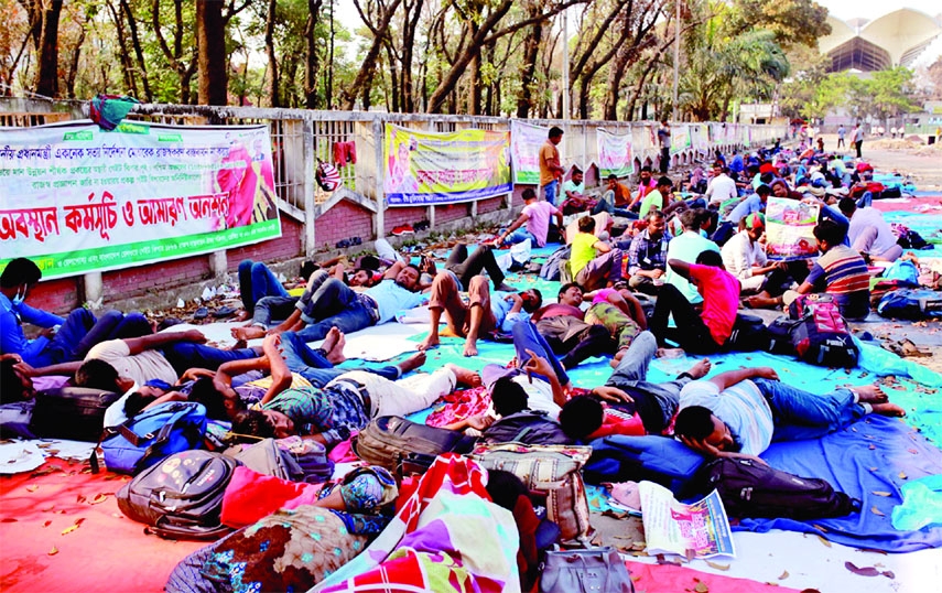 Gatekeepers of Bangladesh Railway observe fasting unto death at Kamalapur Railway Station on Monday demanding nationalisation of their jobs and salary increment.