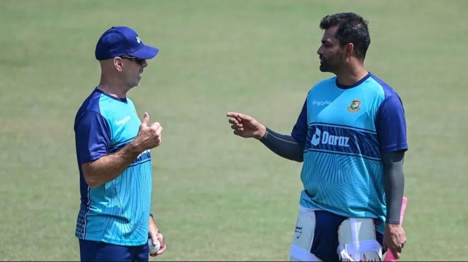Batting Coach of Bangladesh Cricket team Jamie Siddons (left) chats with Tamim Iqbal during the optional training session of Bangladesh Cricket team at the Sher-e-Bangla National Cricket Stadium in the city's Mirpur on Wednesday. Agency photo